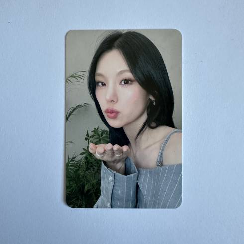 YEJI
1ST MINI ALBUM 'AIR' MAKESTAR POB PHOTOCARD - KISS VERSION (V2)