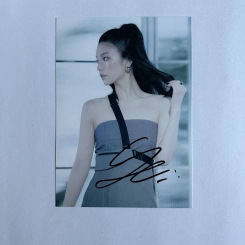 YEJI SIGNED
1ST MINI ALBUM 'AIR' LIMITED EDITION POSTCARD