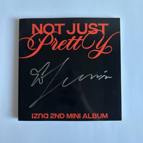 IZNA BANG JEEMIN SIGNED
2ND MINI ALBUM 'NOT JUST PRETTY' - PHOTOBOOK VERSION (RACECAR VERSION)