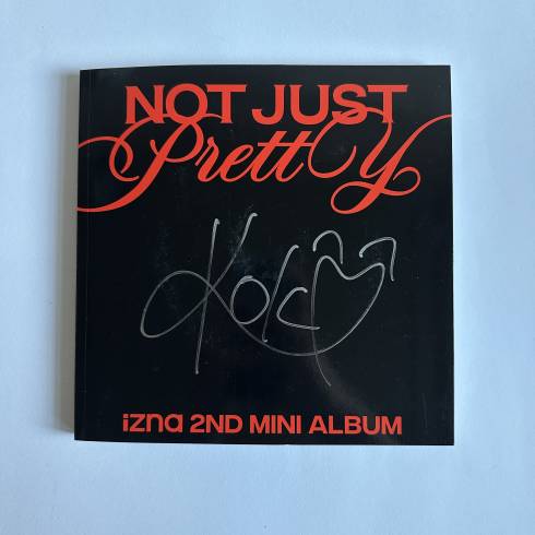 IZNA NARAI KOKO SIGNED
2ND MINI ALBUM 'NOT JUST PRETTY' - PHOTOBOOK VERSION (RACECAR VERSION)