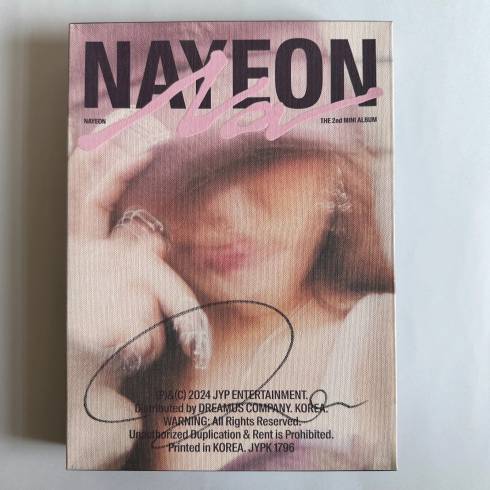 [NOT FOR SALE PROMO ALBUM] TWICE NAYEON
SIGNED 2ND MINI ALBUM 'NA' - B VERSION