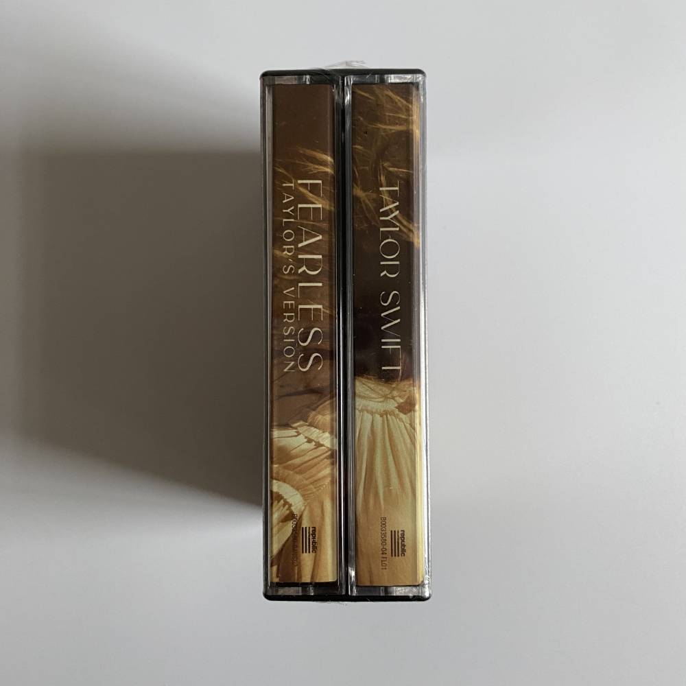 TAYLOR SWIFT 
FEARLESS (TAYLOR'S VERSION) CASSETTE TAPE