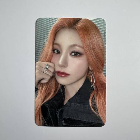 ITZY
8TH MINI ALBUM 'BORN TO BE' MMT FAN SIGN VIDEO CALL EVENT PHOTOCARD - YEJI