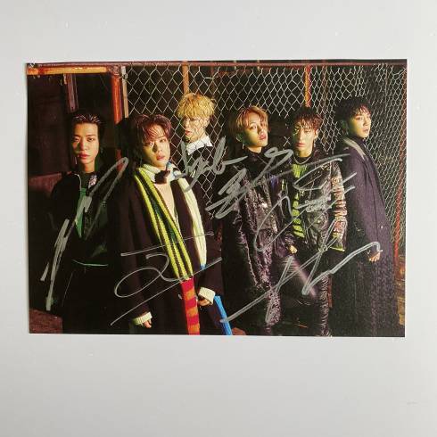 B.A.P ALL MEMBER SIGNED
8TH SINGLE ALBUM 'EGO' OFFICIAL EXCLUSIVE POSTCARD