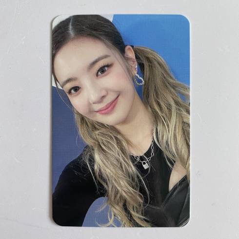 ITZY 
1ST ALBUM 'CRAZY IN LOVE' MMT FAN SIGN VIDEO CALL EVENT PHOTOCARD - LIA