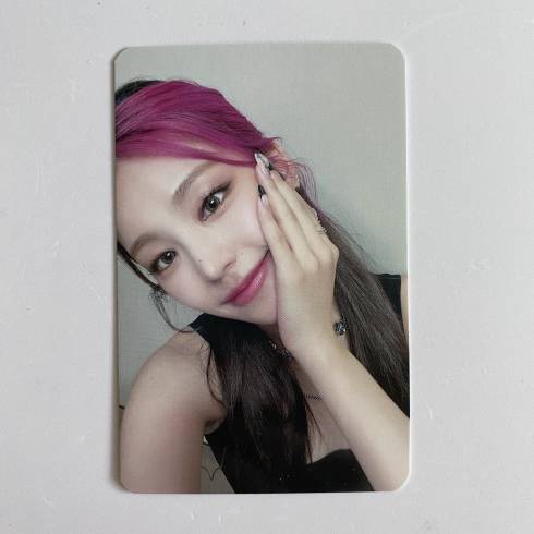 ITZY 
1ST ALBUM 'CRAZY IN LOVE' MMT FAN SIGN VIDEO CALL EVENT PHOTOCARD - YEJI