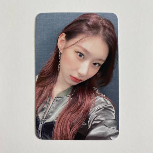 ITZY
1ST ALBUM 'CRAZY IN LOVE' SOUNDWAVE FAN SIGN VIDEO CALL EVENT PHOTOCARD - CHAERYEONG