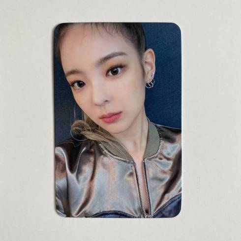 ITZY
1ST ALBUM 'CRAZY IN LOVE' SOUNDWAVE FAN SIGN VIDEO CALL EVENT PHOTOCARD - LIA