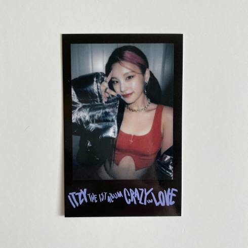 ITZY
1ST ALBUM 'CRAZY IN LOVE' SOUNDWAVE FAN SIGN VIDEO CALL EVENT POLAROID PHOTOCARD - YEJI
