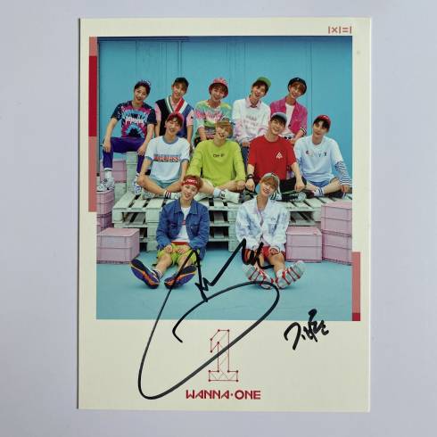 WANNA ONE JAEHWAN SIGNED
1ST MINI ALBUM 'TO BE ONE' PINK VERSION GROUP POSTCARD (V1)