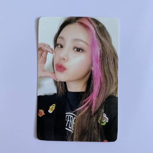 ITZY 
1ST ALBUM 'CRAZY IN LOVE' WITHDRAMA FAN SIGN VIDEO CALL EVENT 5 PHOTOCARD - YEJI