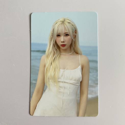 DREAMCATCHER
2ND SPECIAL ALBUM 'SUMMER HOLIDAY' NORMAL EDITION PHOTOCARD - HANDONG